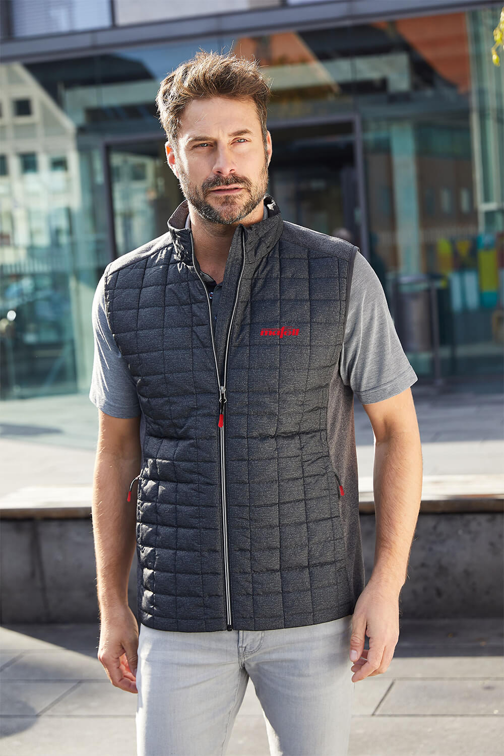 Mann mit MAFELL Hybrid Weste Grau