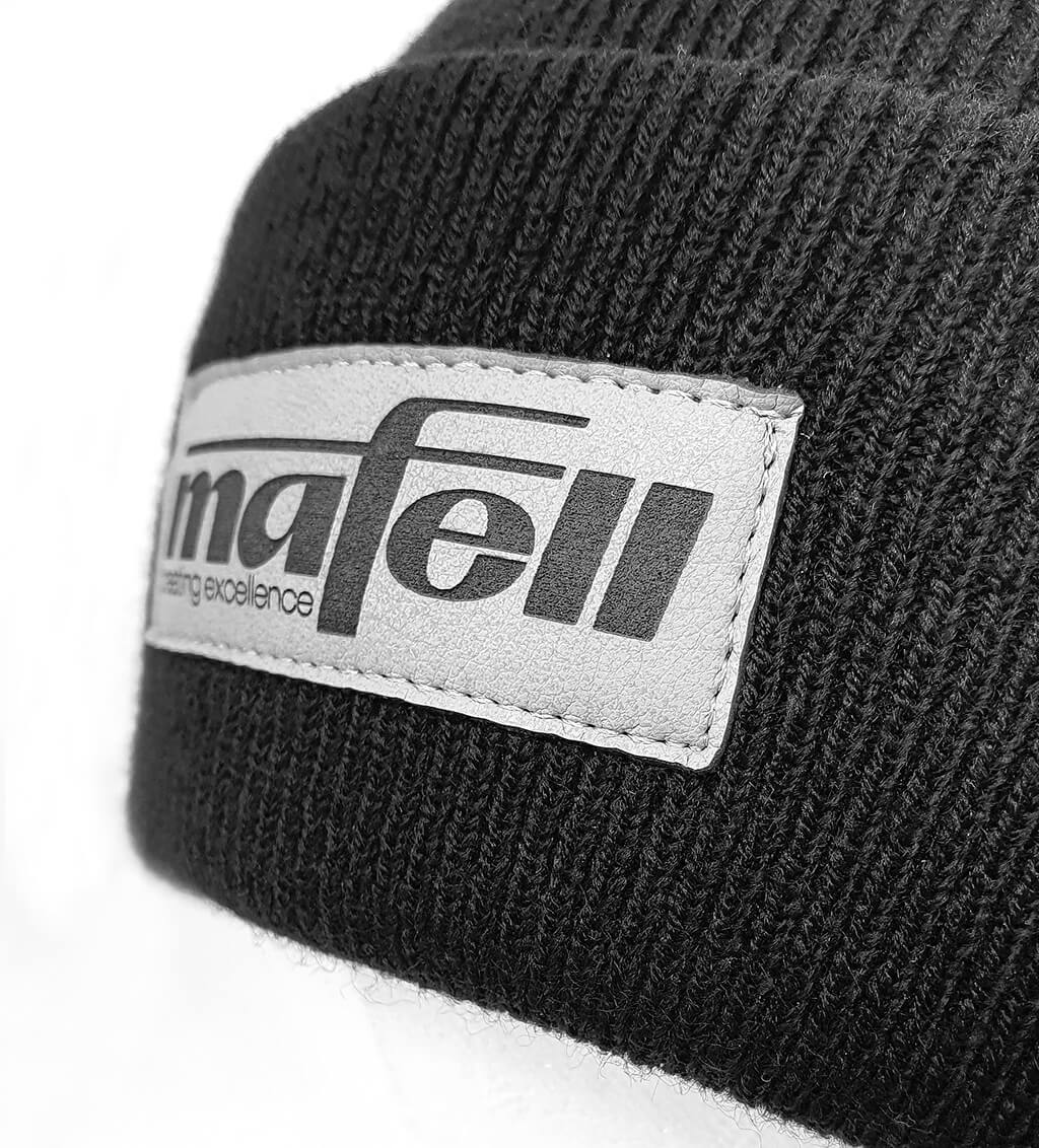 Schwarze MAFELL Strickmütze mit grauem Lederpatch Detailansicht