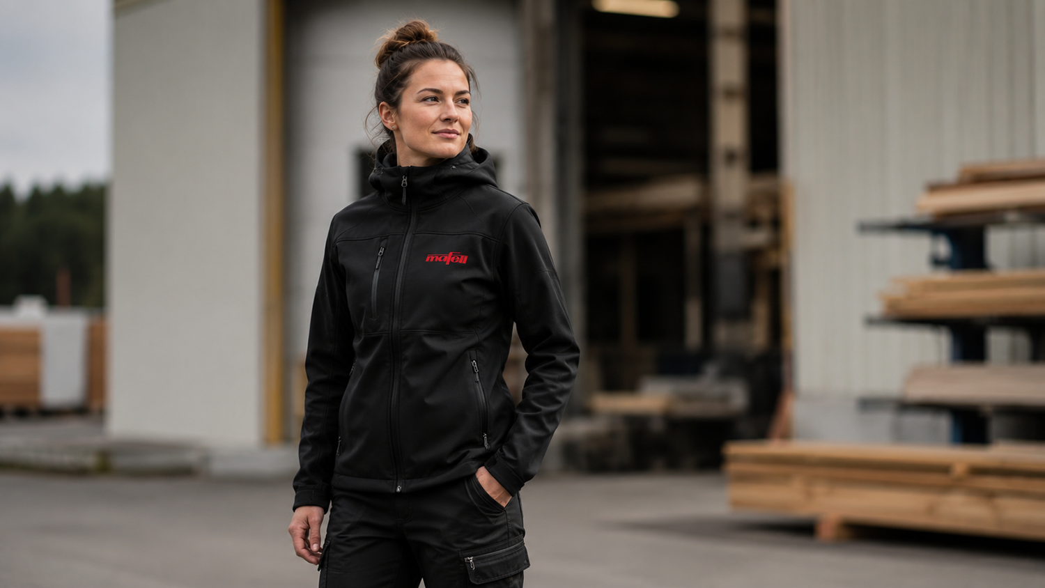Frau mit schwarzer Softshelljacke von Mafell auf dem Hof